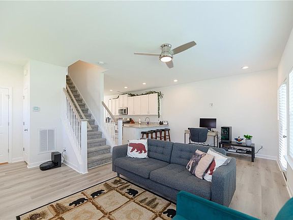 4th image of 1000 Opal St #100