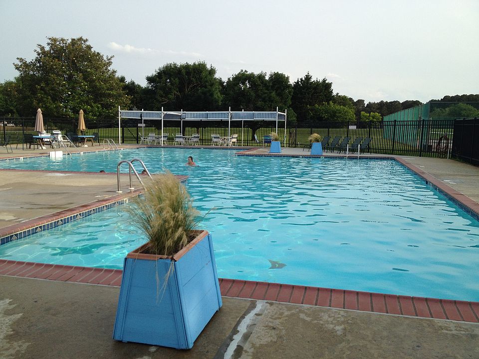 Pool & Tennis