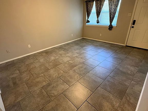 2nd image of 3904 Poplar St