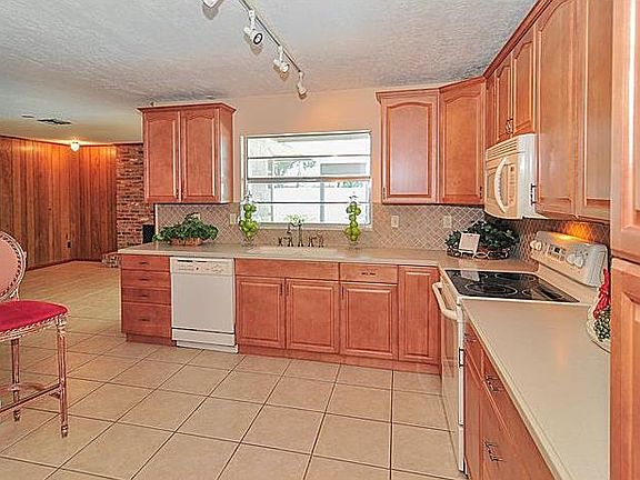 3rd image of 7635 Village Green Dr