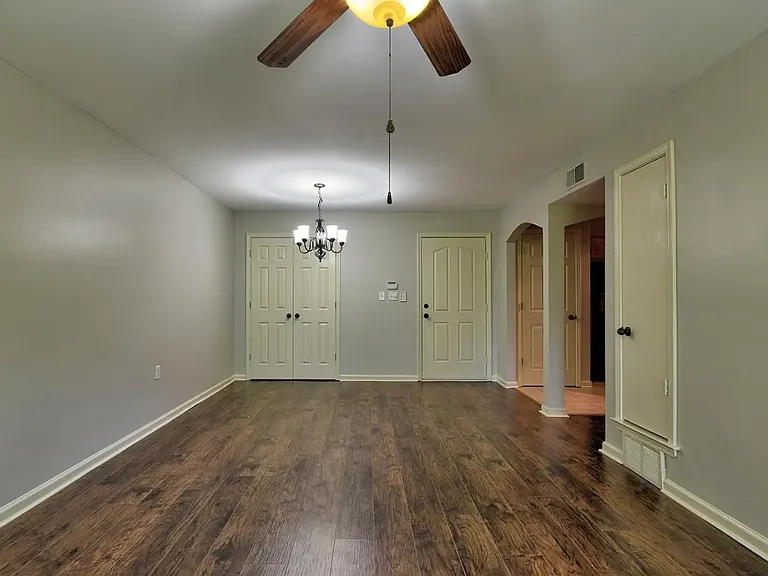 210 S McLean Blvd #11 — Photo 3