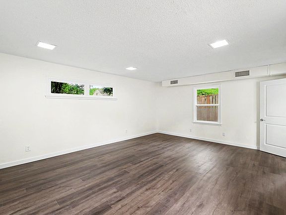 4th image of 629 N Ridgewood Dr