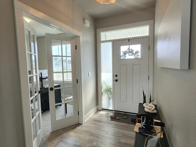 603 NE Pearl Dr — Photo 2