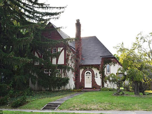 2nd image of 54 N Park St