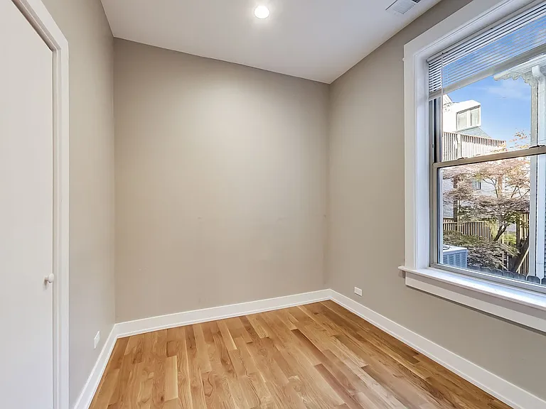 1914 W Crystal St #2R — Photo 9