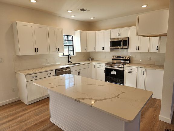 2nd image of 1121 County Road 4110