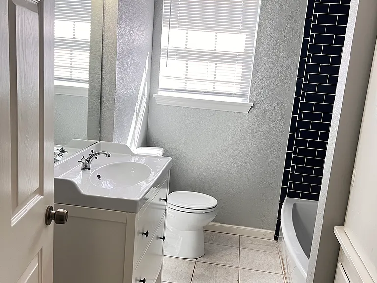1526 Goliad St — Photo 7