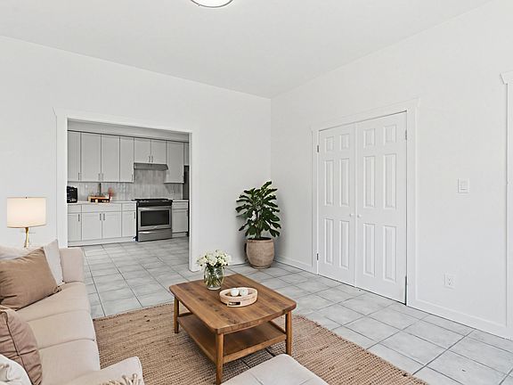 3rd image of 221 Ridge St APT 1