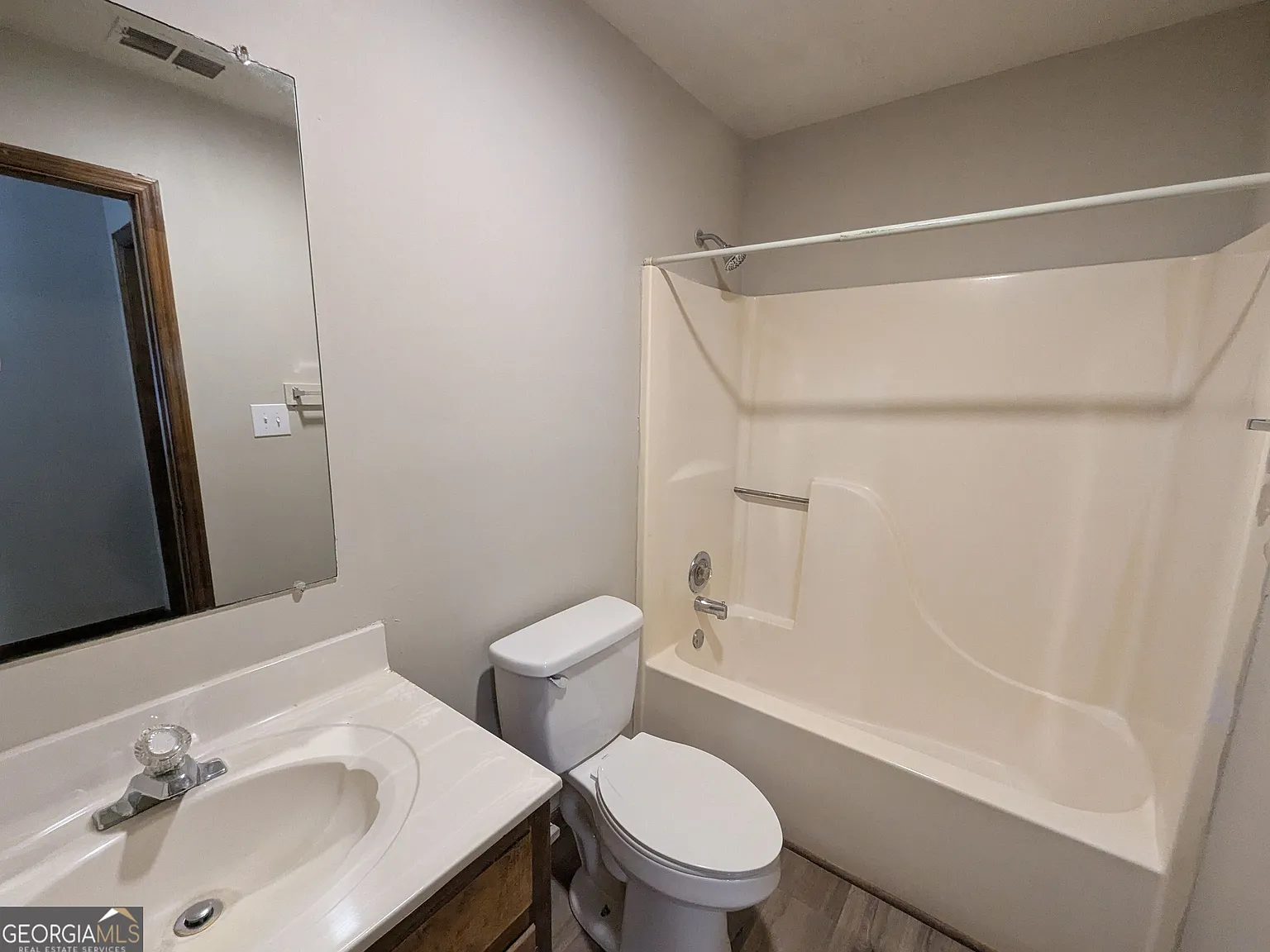 2 bed, 1.0 bath, 881 sqft, $1,100 — Photo 4