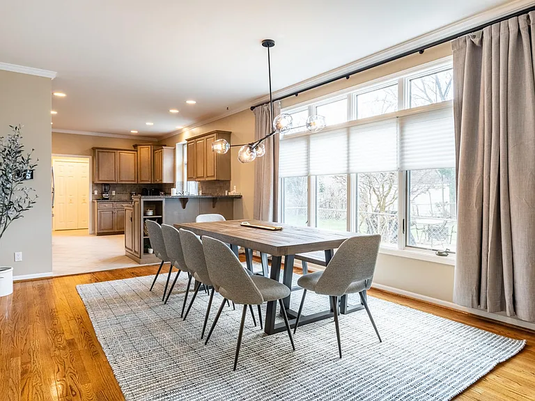 1181 Davis Ave — Photo 10