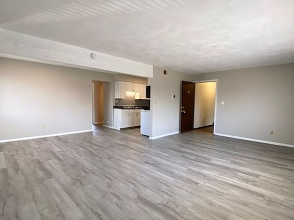 3rd image of 11 Kensington Heights Rd APT E