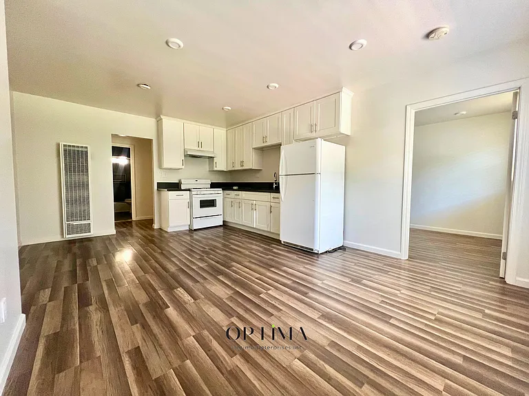 4020 Stevely Ave — Photo 2