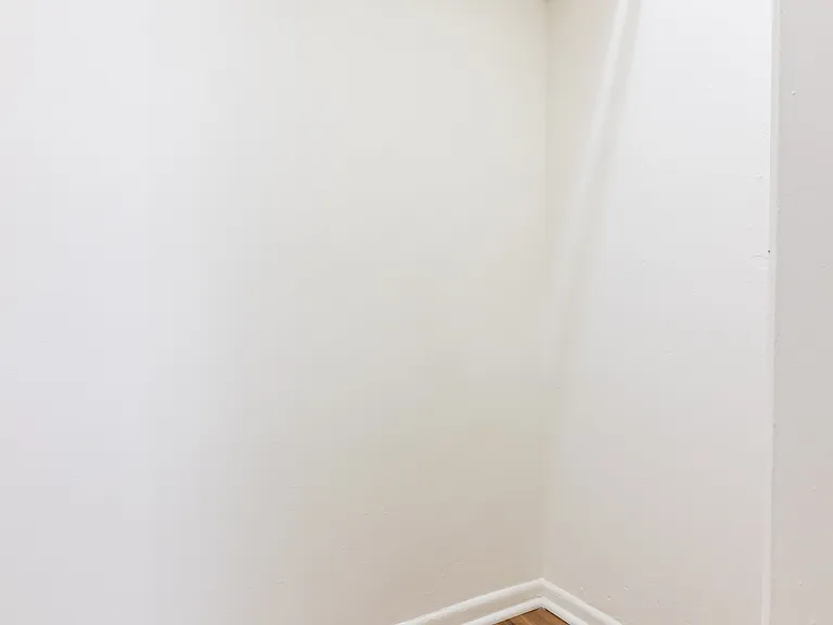 Gayley Manor Apartments — Photo 24