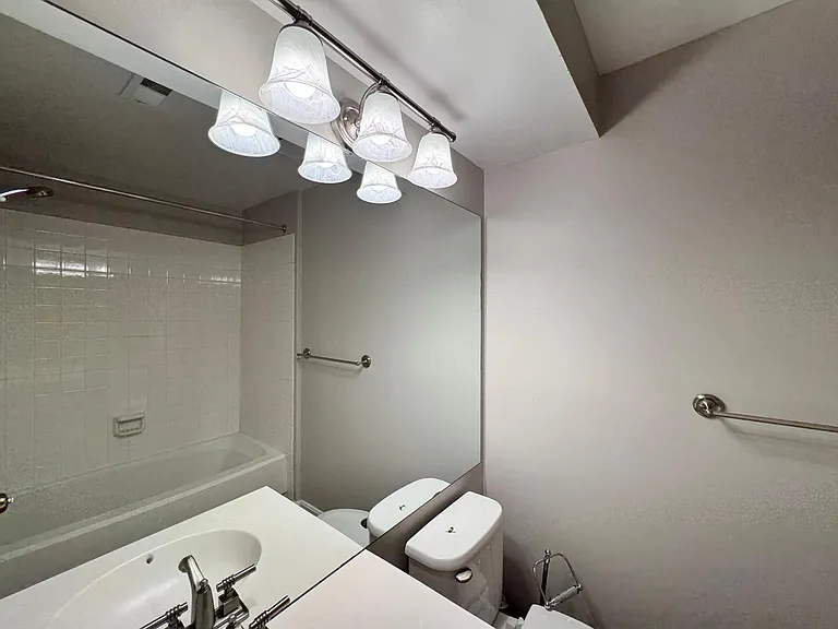 GROUND LEVEL FULL BATH