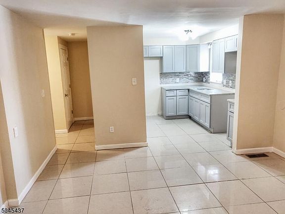 4th image of 10 Dandridge Dr