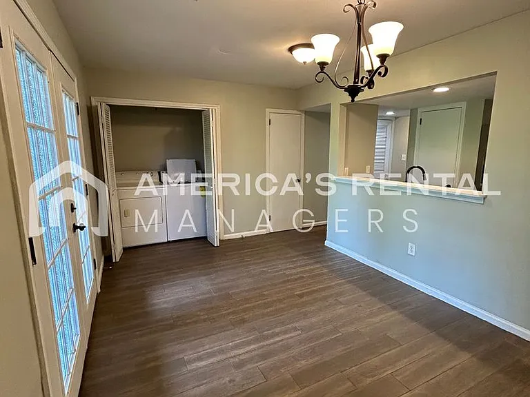 2422 Hampstead Dr — Photo 10