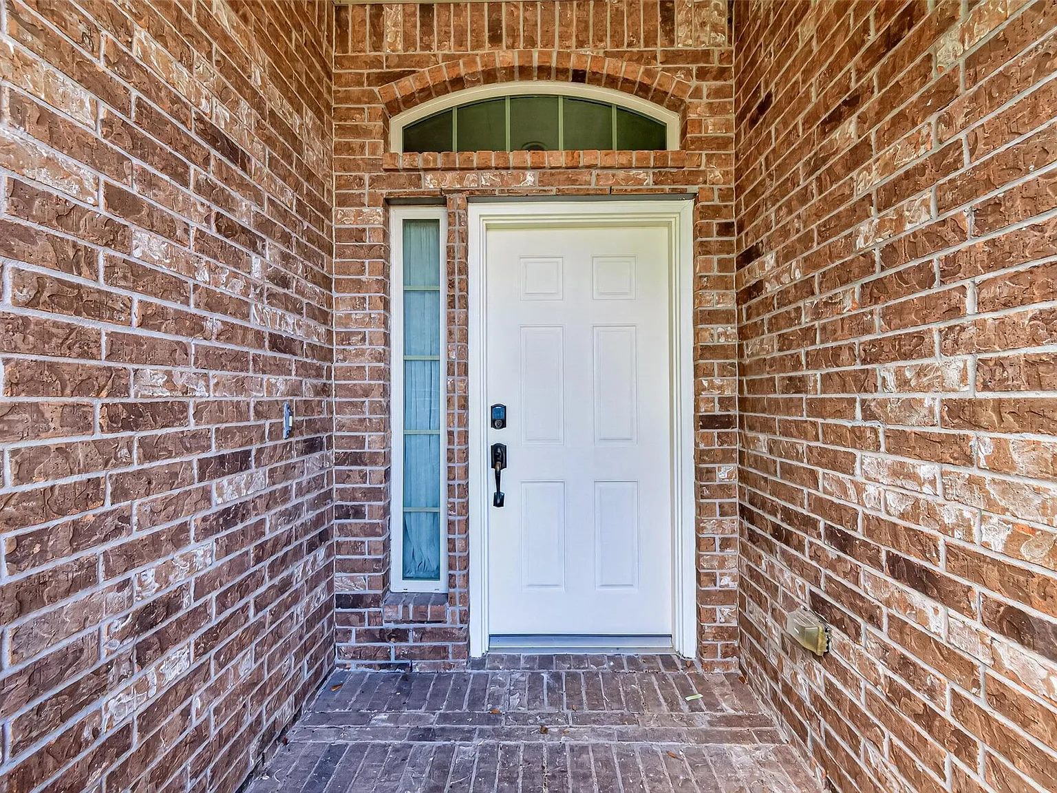 3 bed, 2.5 bath, 2124 sqft, $2,200 — Photo 2