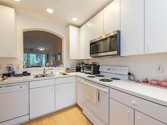 5th image of 7585 Meadow Lakes Dr APT 403