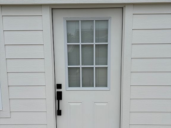 Bonus Room / 2nd Entry Door