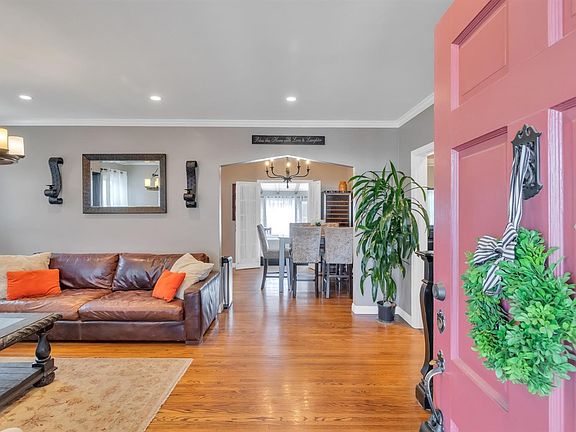 4th image of 2836 E Theresa St