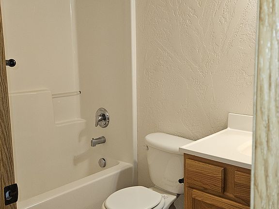4th image of 35 Appleway Dr APT 4