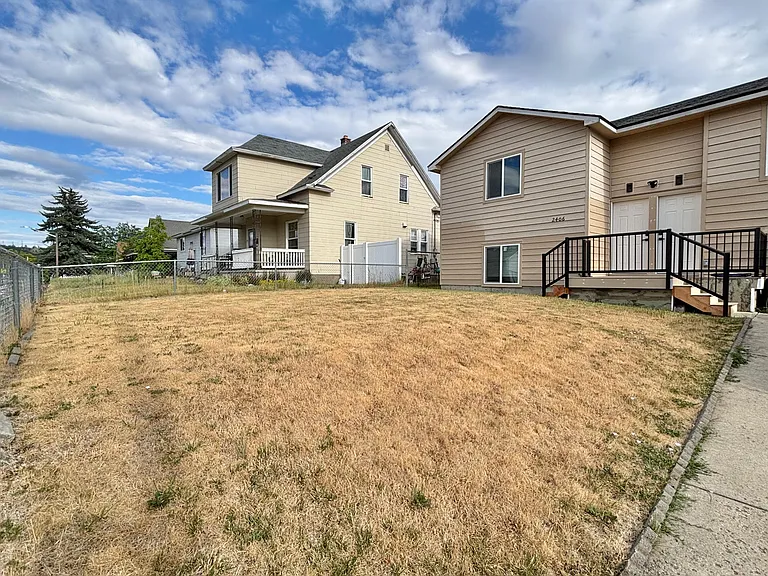 2406 E Empire Ave #B — Photo 2