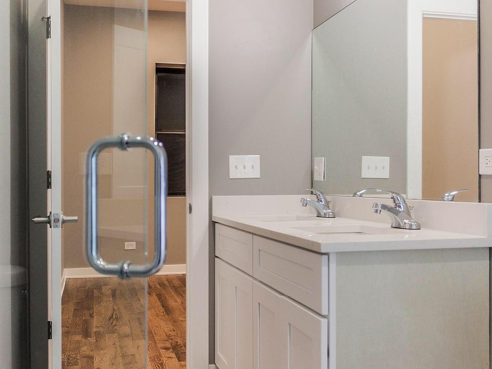 1st image of 4710 S King Dr #3