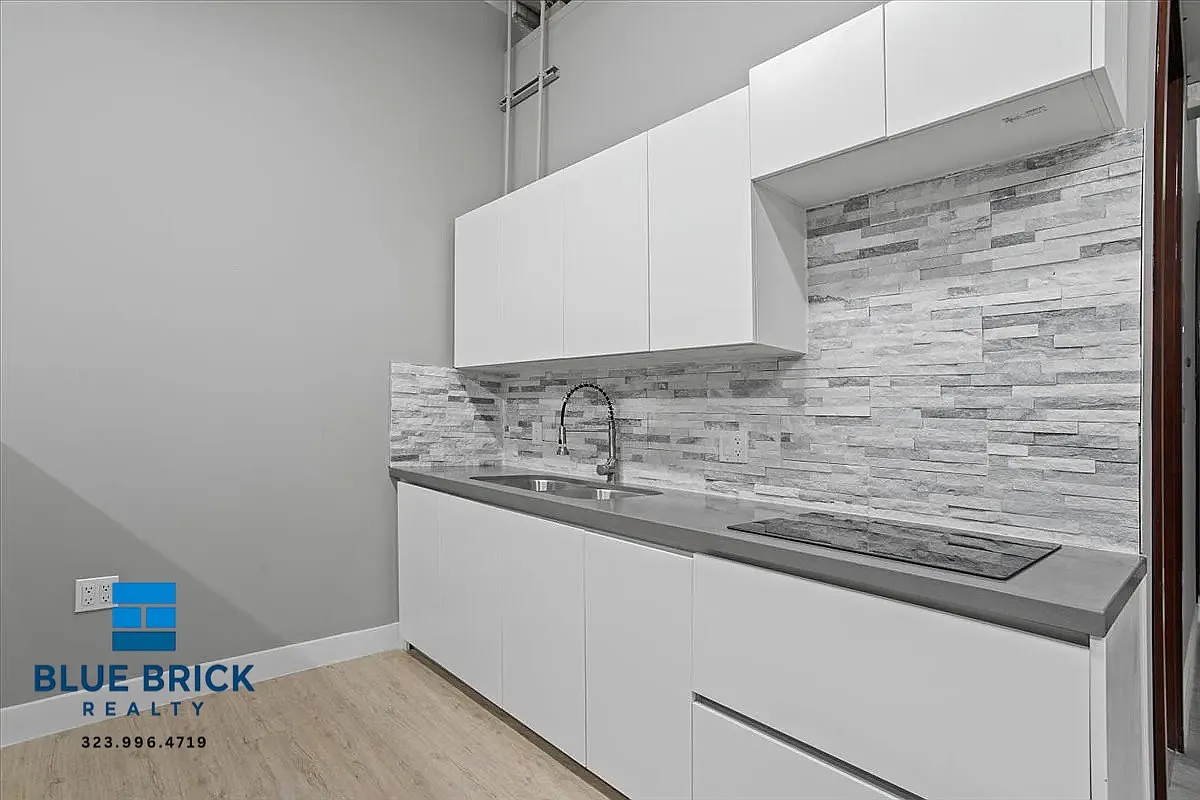 High Ceilings. Tons of Light. South LA Location. What More Do You Need? — Photo 4