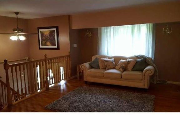 2nd image of 820 Lincoln Dr