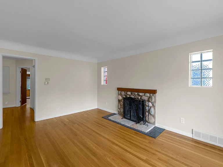 3020 Syracuse St — Photo 5