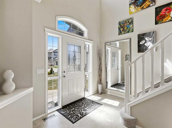 143 E Everhollow Way SW, Calgary, AB T2Y 4R7