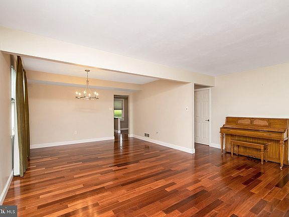 4th image of 909 Ayrdale Pl
