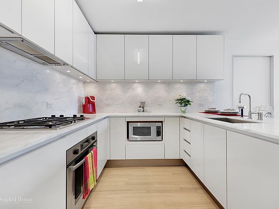 4th image of 322 W 57th St APT 27P2