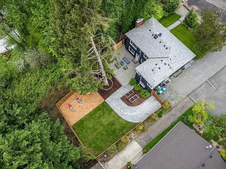 4037 NE 109th St — Photo 36
