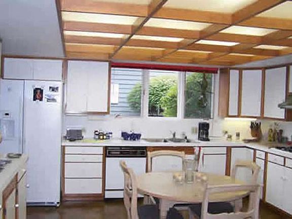 5th image of 137 E Bluff Dr
