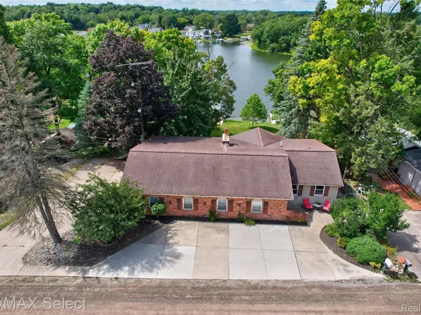 16172 Crest Dr, Linden, MI 48451