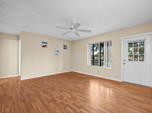 410 Pine Glen Lane #D2, Greenacres, FL 33463