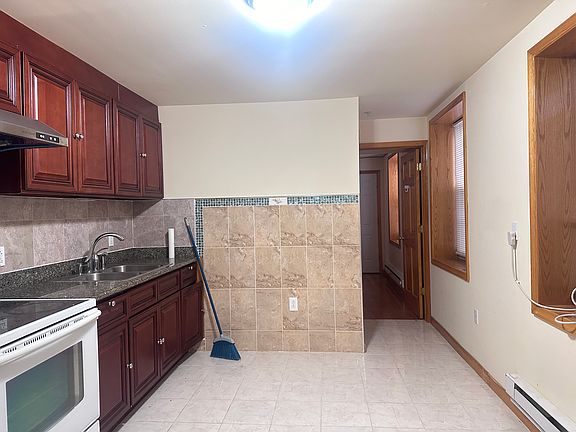 2nd image of 1123 Green St APT 1B