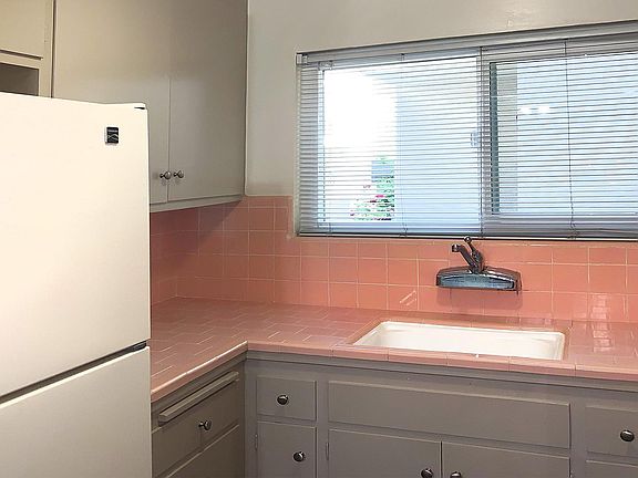 5th image of 200 Towne Ter APT 1