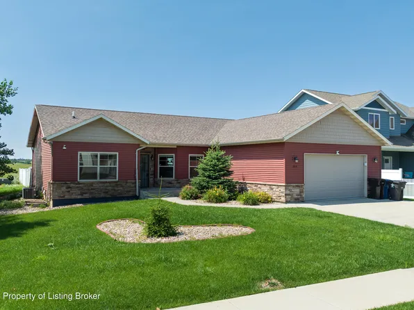 1809 Yellowstone Cir, Dickinson, ND 58601