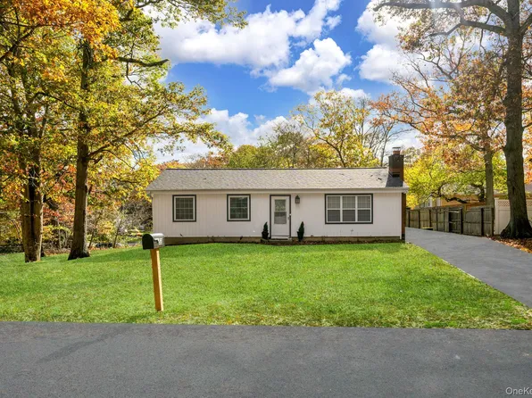 52 Maple Lane, Medford, NY 11763