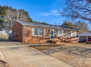 5584 Valley Field Rd, Hickory, NC 28602