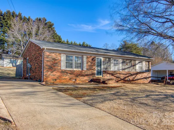 5584 Valley Field Rd, Hickory, NC 28602