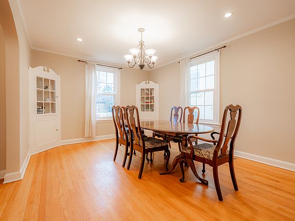 4th image of 803 S Vine Ave