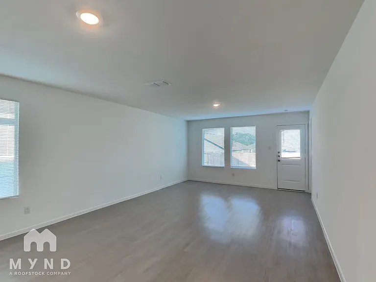 1262 Basswood Dr — Photo 9