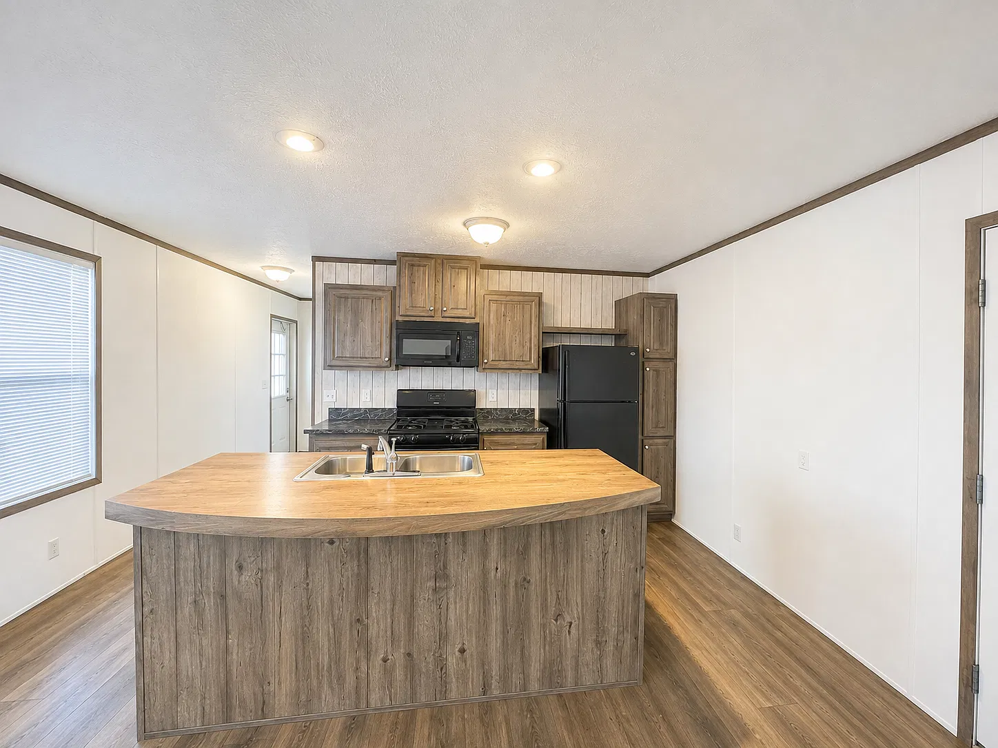 3 bed, 1056 sqft, $1,099 — Photo 1