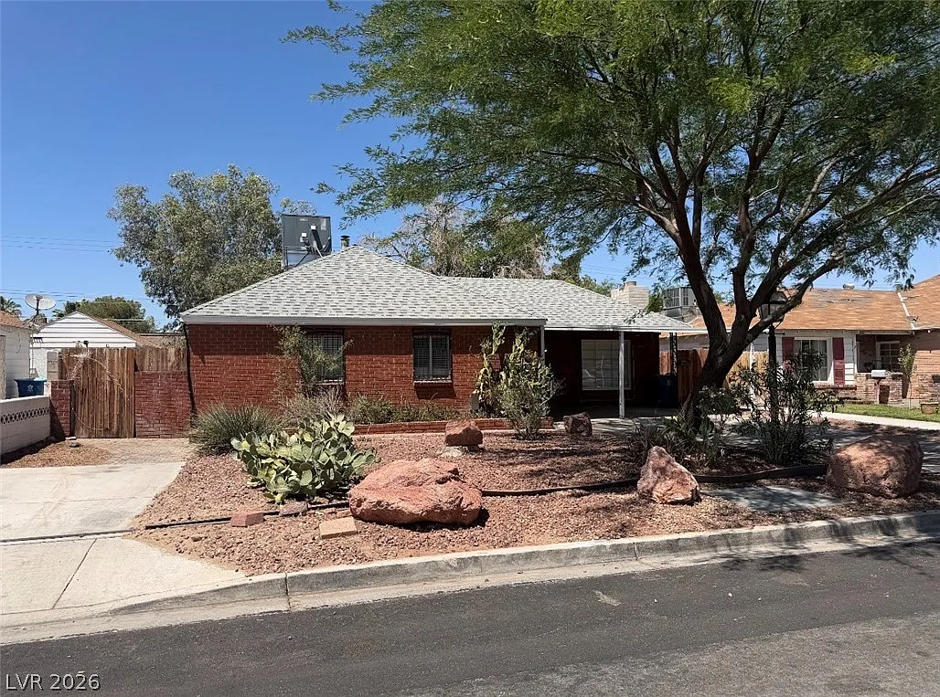 4 bed, 2.0 bath, 1722 sqft, $2,200 — Photo 2
