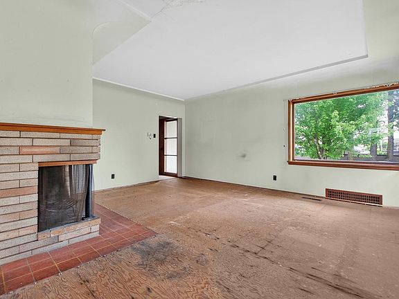 4th image of 3325 E 49th Ave