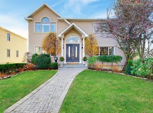 42 Mora Ct, Manhasset, NY 11030