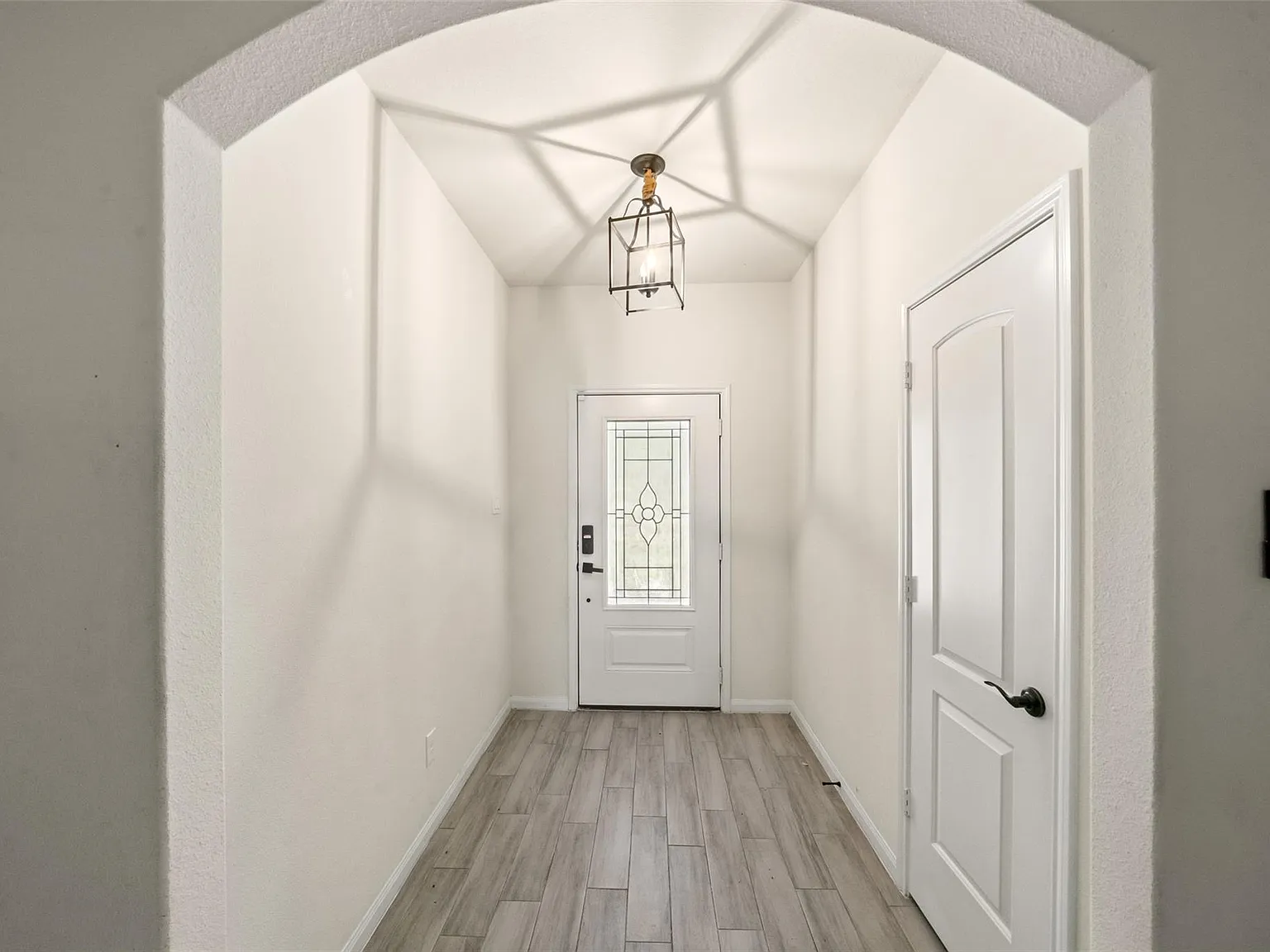 4 bed, 2.0 bath, 2116 sqft, $2,200 — Photo 4